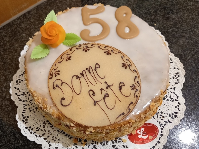 Geburtstagstorte mit Rosendekor und Schrift Bonne f&ecirc;te